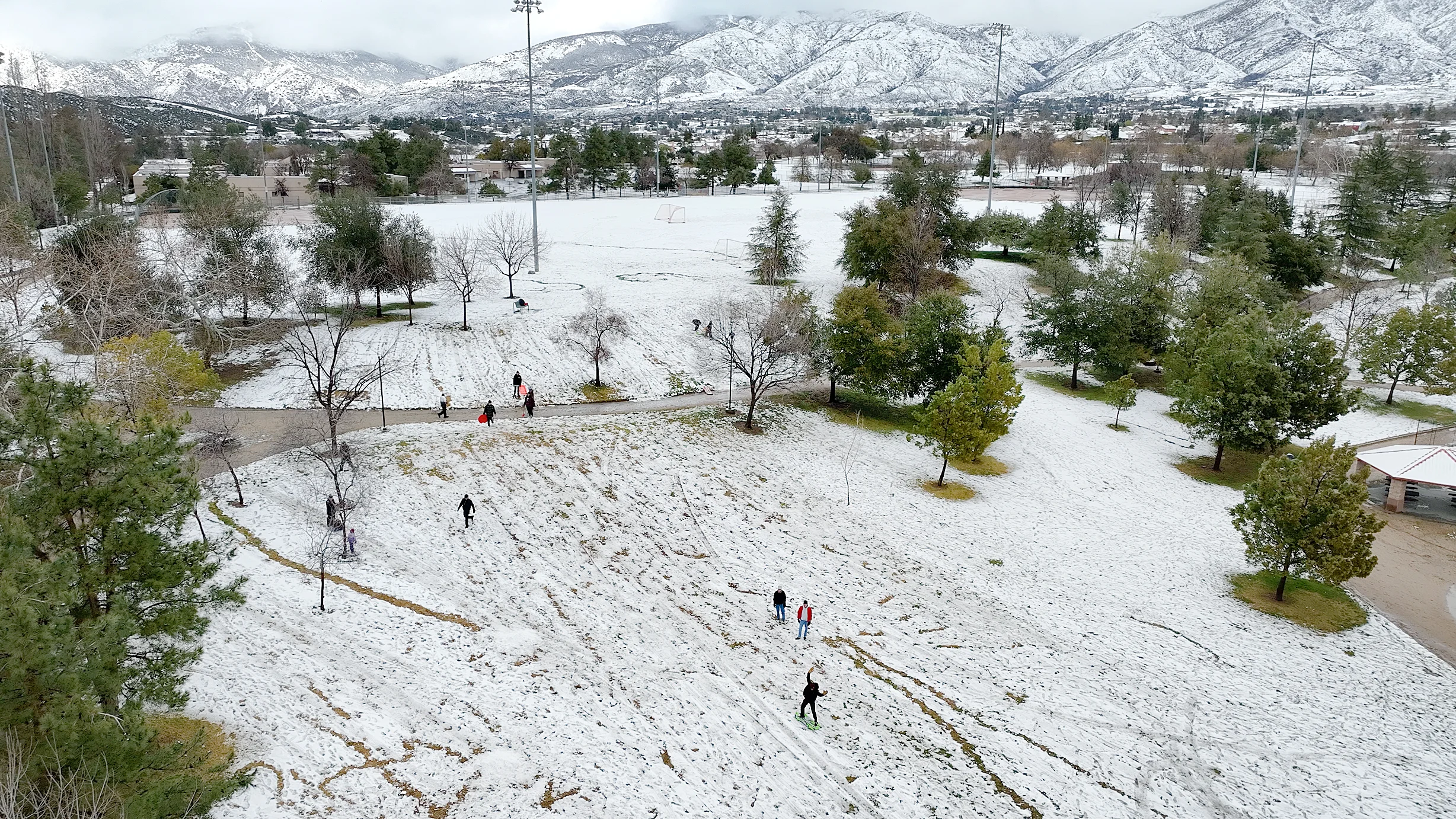 Southern California Mountains Hit by Heavy Snow and Strong Winds